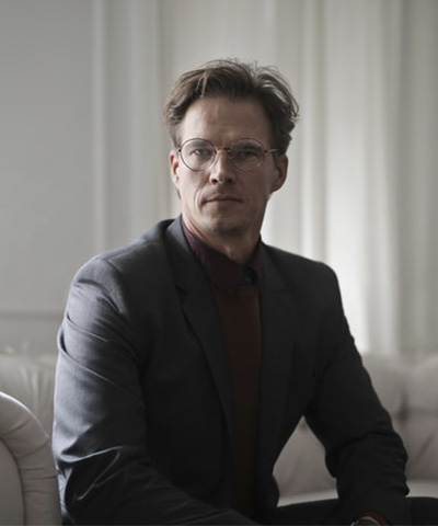 well-dressed-businessman-sitting-on-sofa.jpg well-dressed-businessman-sitting-on-sofa.jpg